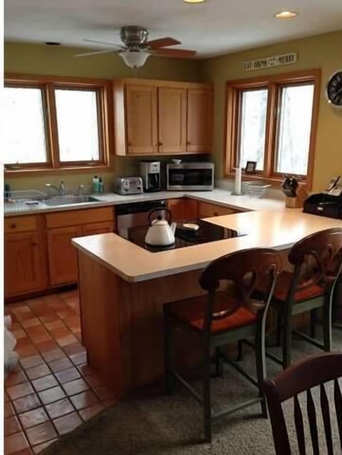 Kitchen (3 counter stools)