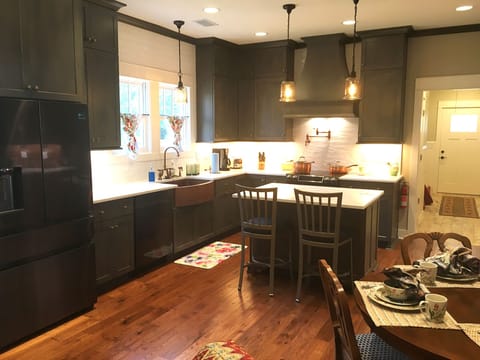 large eat-in kitchen
