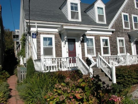 Your own front porch and garden in the East End!