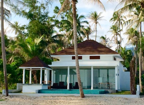 Beautiful Beachfront 3 BRM, private pool