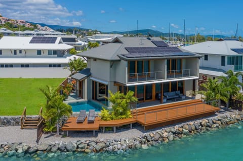 Stunning Marina frontage - Port of Airlie Marina