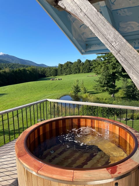 Outdoor hot tub for 6.