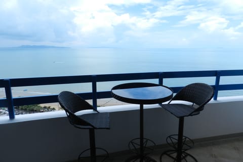 Jomtiaen Plaza Condotel. Front view