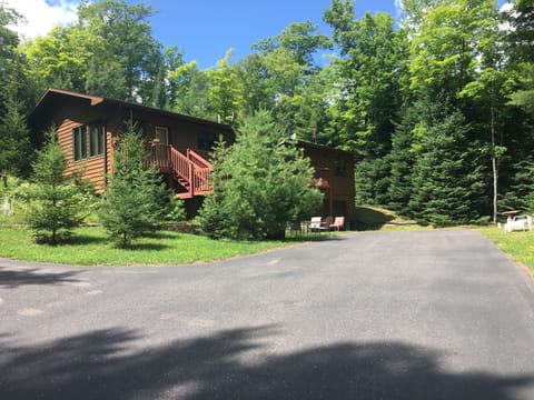 Lower driveway, lots of parking.