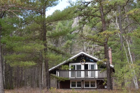 Classic chalet with Cathedral Ledge backdrop