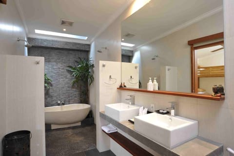 4 Bedroom villa w/ Breakfast, Seminyak