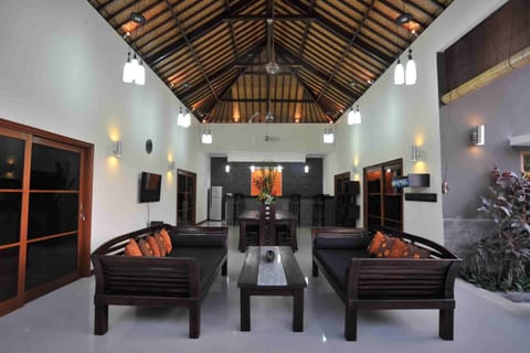 4 Bedroom villa w/ Breakfast, Seminyak