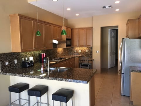 Kitchen w/breakfast bar