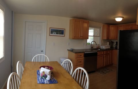 Dining area with seating for 6.