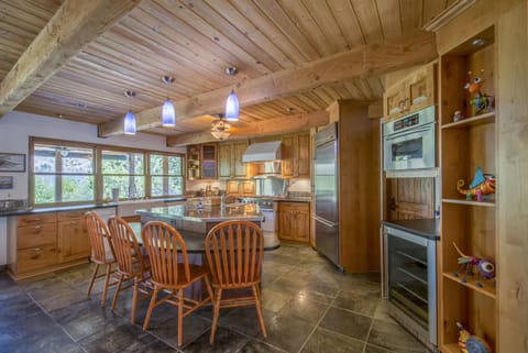 Chef's dream kitchen: fully stocked, 6 burner Viking range, beverage fridge
