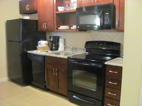 full kitchen, stove with oven, refrigerator and dish washer
