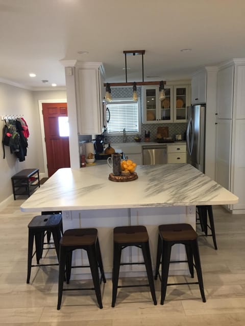 Kitchen w/custom wood cabinetry, Shaker style cabinets, & soft close drawers