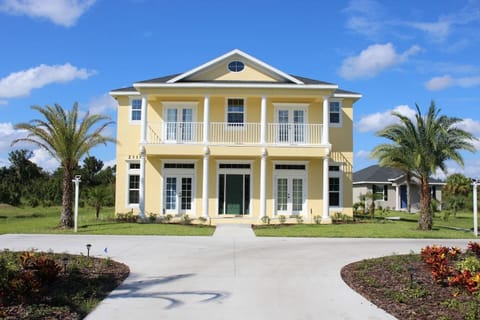 ✔ Large 6BR private villa
✔ Perfect for families & groups (sleeps 12)
✔ Quiet location near Orlando & Lake Jesup