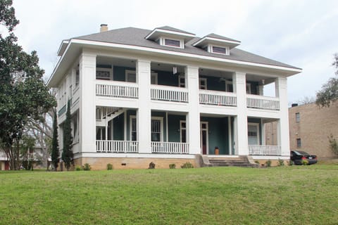Historic Holle House, on a beautiful half acre lot, with huge relaxing porches