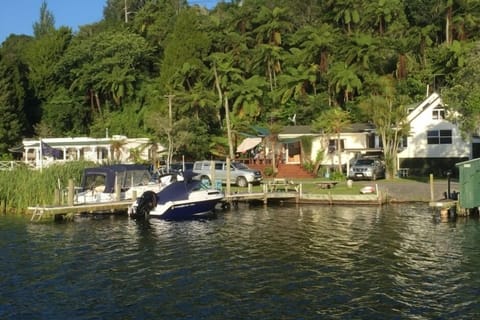 Prime Lake edge Living