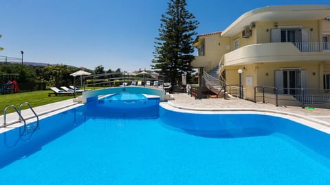 Spacious outdoor area !