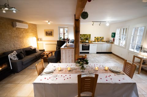 The open-pan interior combines modern with rustic and is a great place to stay.
