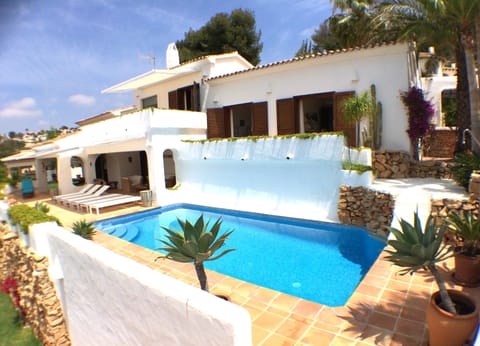 Villa south side with pool (8x4m)