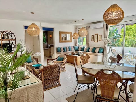 Air-conditioned, spacious & bright living/dining room with doors to balcony