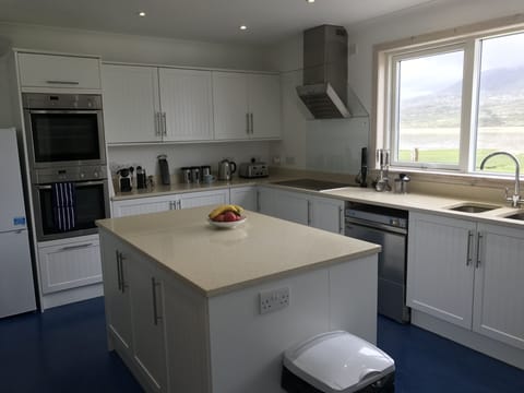 Kitchen with view over the beach