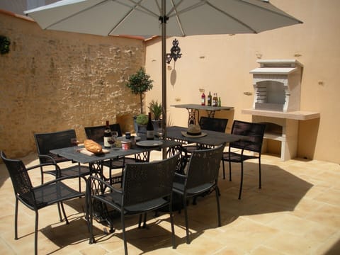 The sunny courtyard at Courtyard House in Sigournais