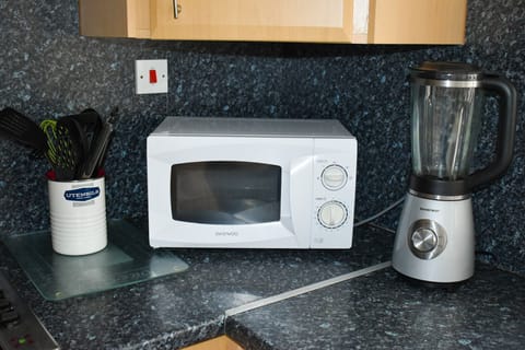 Microwave, Blender & Utensils 