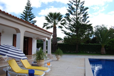 FrontTerrace and swimmig pool area