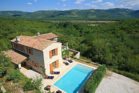 Panoramic views over the Mirna Valley