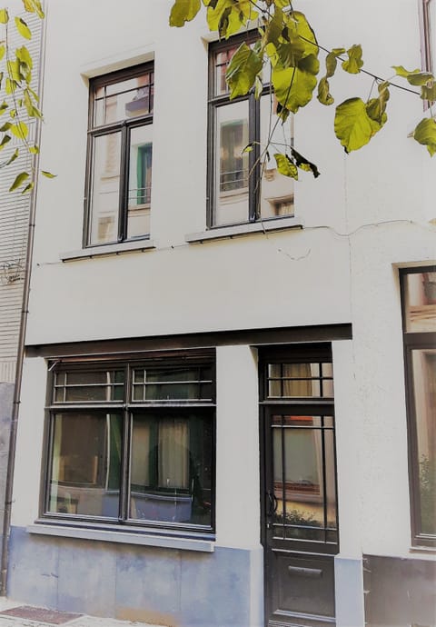Façade of the holiday house in the Leeuwenstraat 9 in the heart of Antwerp