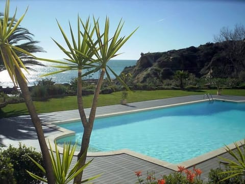 Piscina exterior, frente ao mar