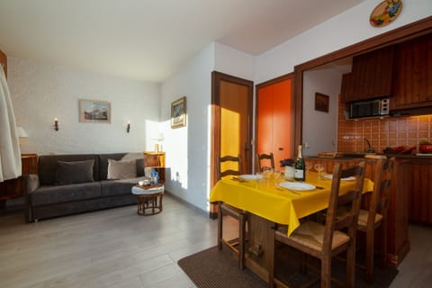 Lounge & kitchinette