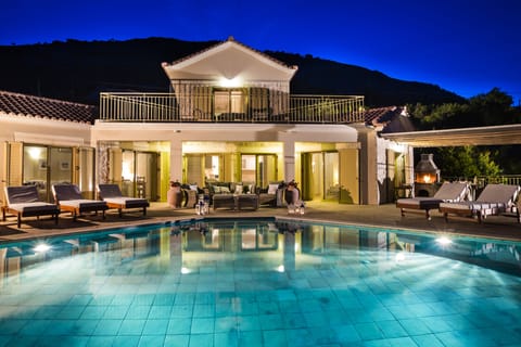 Villa Lemoni at night