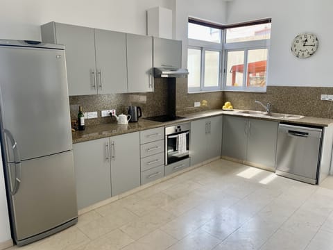 fully fitted kitchen