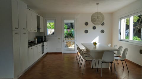 Dining table with plenty of space for everyone