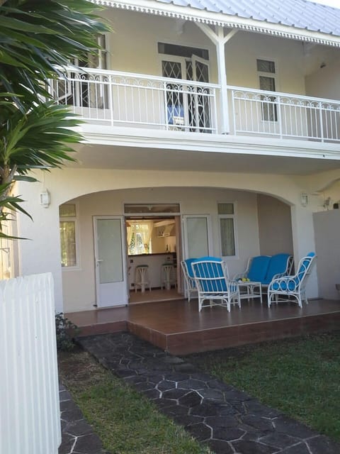 Front private garden (with extended patio)