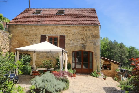 Gite with its own patio, table and tonnelle.