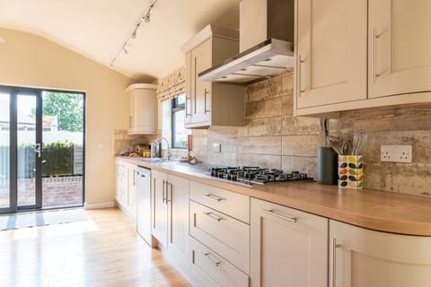 Fully fitted Kitchen