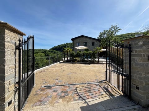 STELLA - Gate entrance - Parking lot - Palm trees - Jasmine