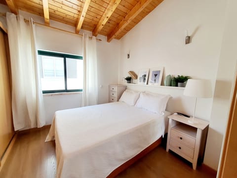 Quarto com grande roupeiro, tv e muita luz natura. Piso superior.