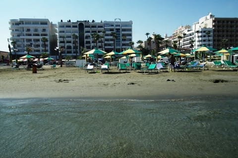 The apartment is perfectly positioned next to the beach
