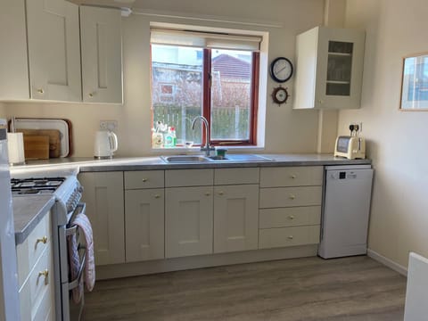 Well equipped kitchen with dishwasher