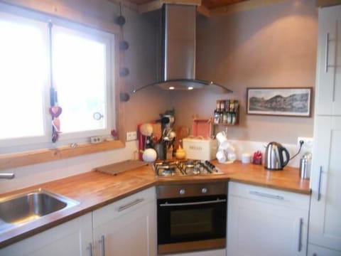 Very well equipped kitchen with fridge, dishwasher, microwave, Nespresso machine