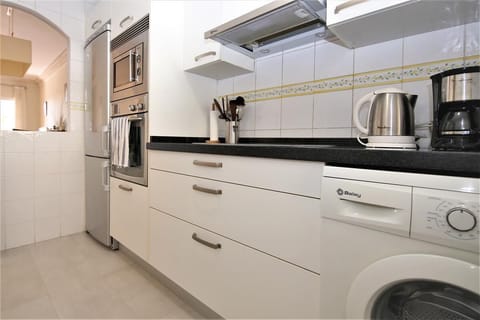 The fully fitted kitchen from another angle