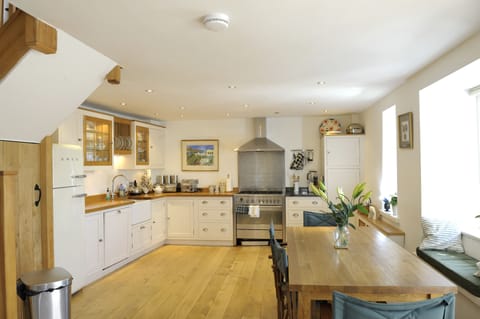 Kitchen & dining area