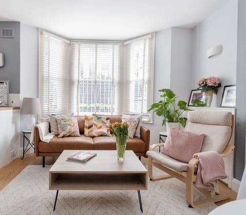 Sitting area, comfy 3-seater couch