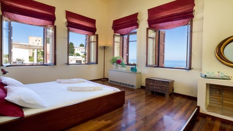 Master bedroom 2/5 30m2 + ensuite 
