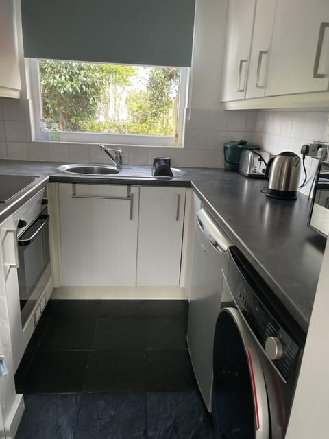 The equipped kitchen includes oven, grill, toaster, kettle, microwave, cafetiere