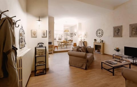 My Florence Home:  1st fllor, 94mq of Italian hospitality, very quiet and bright