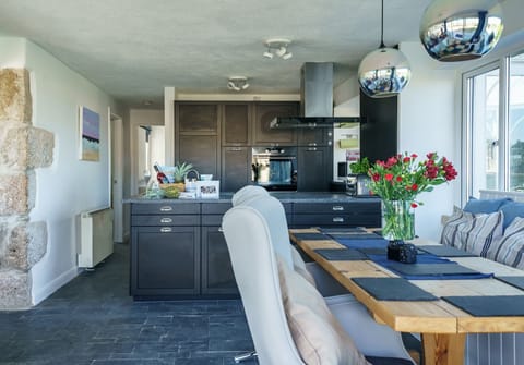 Dining Table to Kitchen