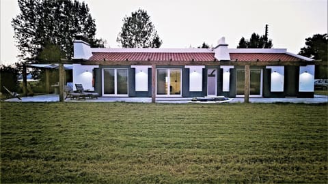 Monte da Padaria - House near the water